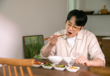 밥 빨리 먹으면 ‘이 질환’ 조심해야