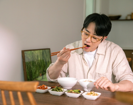 밥 빨리 먹으면 ‘이 질환’ 조심해야